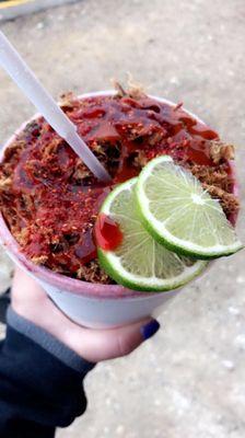 Clamato con carne seca y limones