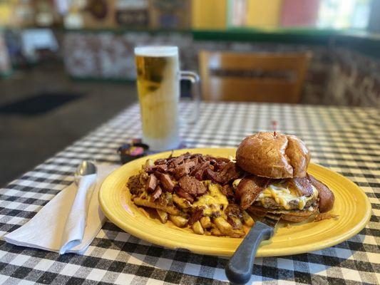 Chili Cheese Fries with Italian Sausage, Bacon Cheeseburger and a ice cold modeló