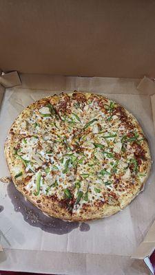 A large hand-tossed crust pizza with chicken and green peppers.