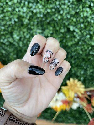 Spooky season nails with intricate nail art (left hand).