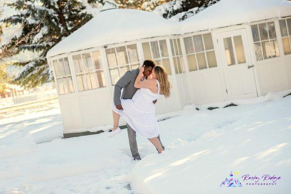 Wedding portraits, snowy landscape, wedding poses.