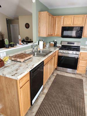 Kitchen countertop install a success.