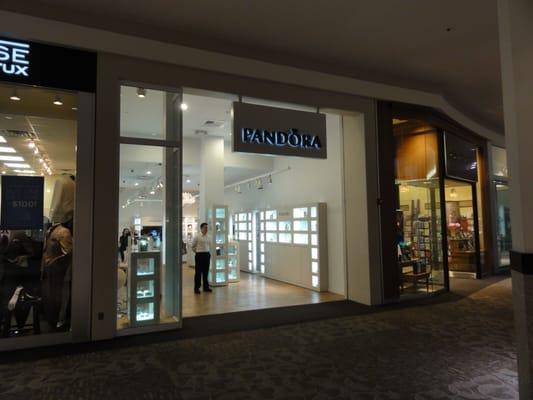 Official Pandora mall jewelry store in Providence