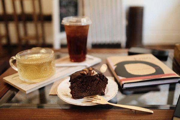 Chocolate, banana, waffle cake. (Gluten Free) Raspberry iced tea with organic raspberry syrup.  And their oolong tea!! Refreshing and light!