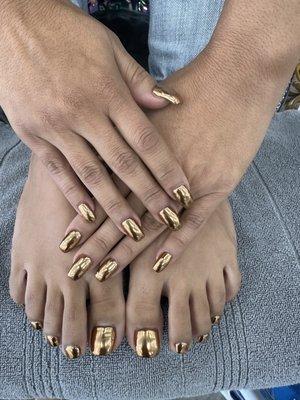 Matching Gold@IvyNailsSalon!