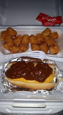 Chilli cheese dog w/ tots