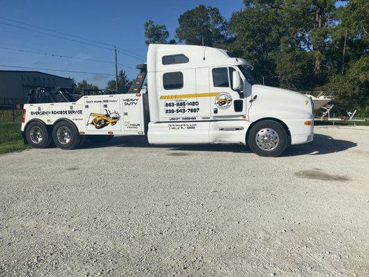 Heavy Wrecker  tow tractor trailers dump trucks Large box trucks