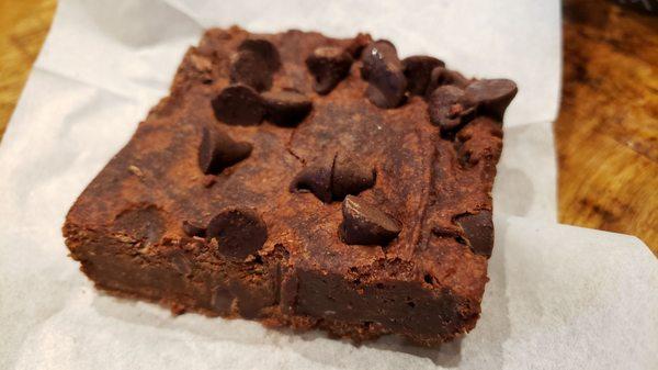 Vegan brownie ($3.49). Cool that it's available at an airport. But it's thick & gets boring.