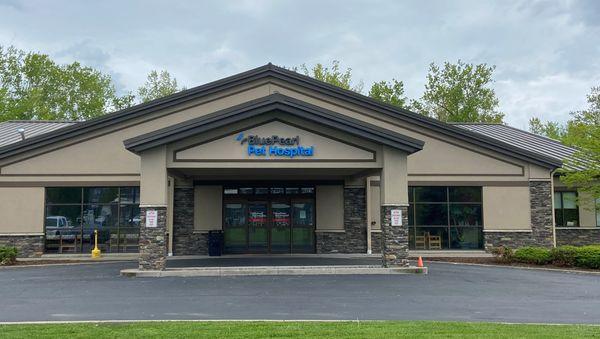 A view of the front of the BluePearl Pet Hospital in Buffalo.