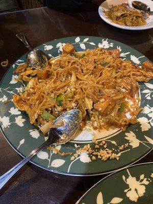 Pad thai with chicken and tofu