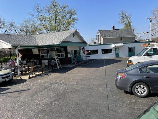 Diner from parking lot, N Kingshighway St side