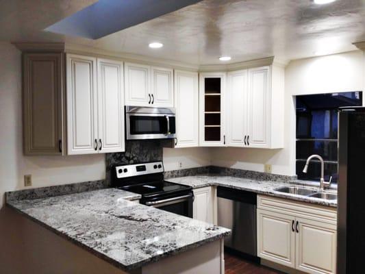 Kitchens Pal Antique White Kitchen Cabinet. Traditional kitchen cabinet. Kitchen remodeling in Los Angeles.