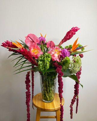 This stunning arrangement will brighten up your space, and definitely lift your mood! Follow us on Instagram @studiosol_ss