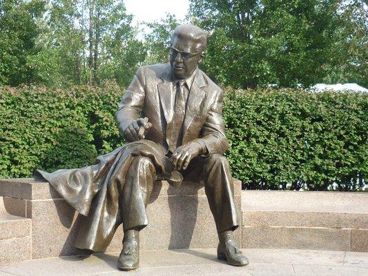 Art Rooney Statue