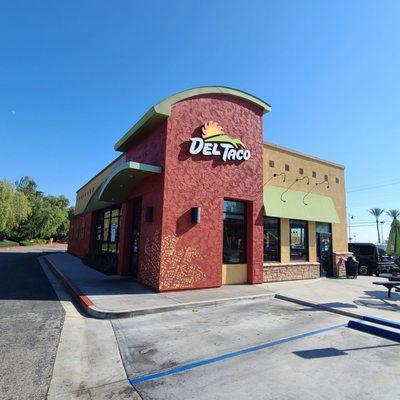 Del Taco restaurant front.