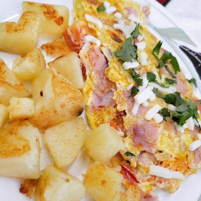 Omelet with seasoned potatoes