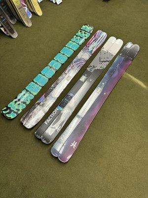 skis