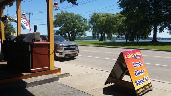 Casual lakeside dining at the Lakeview Hotel restaurant.