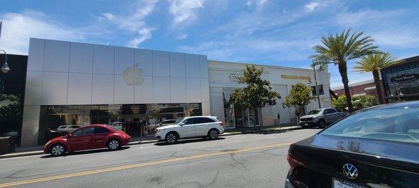 I wish the Apple store was a Bristol Farms instead =/ lol