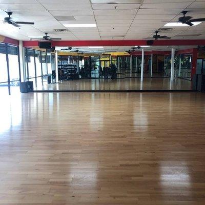 We offer group exercise classes. Find our class schedule here: http://fitnessconnection.com/clubs/baytown/#calendar-classes