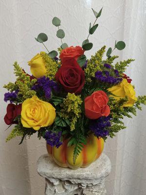 Simple but elegant fall pumpkin arrangement.