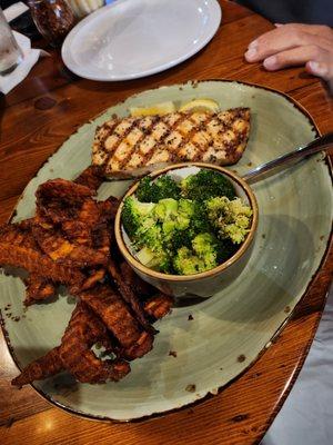 Salmon with sweet potatoe fries and broccoli