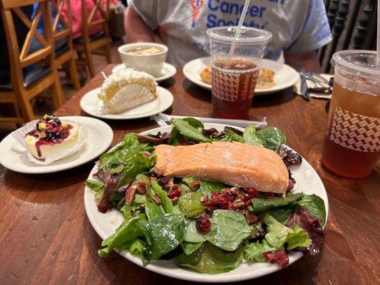 Cranberry & Pecan Wild Field Salade with Salmon