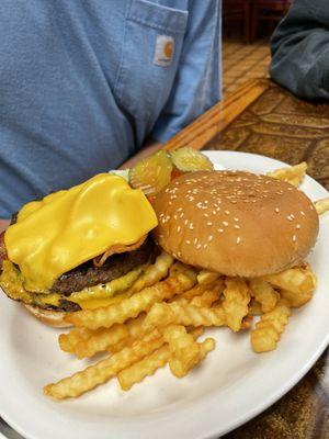 Cheeseburger with fries