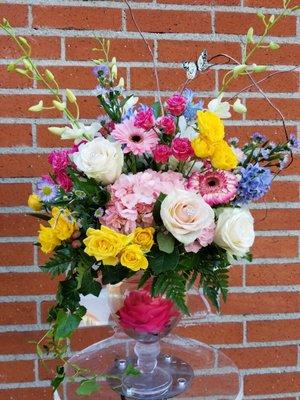 What beautiful display of elegant combination of elegant flowers custom designed