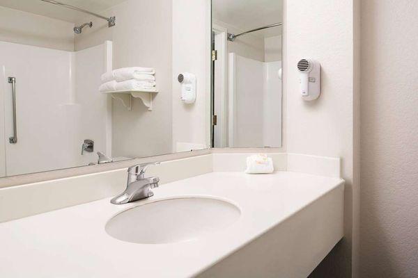 Guest room bath