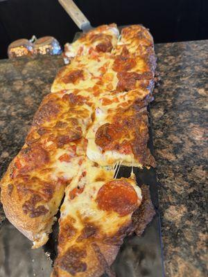 Wrong pizza bread. I ordered pepperoni n mushrooms n not tomatoes... ‍