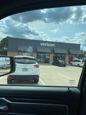 Do not go here Verizon store! They had horrible customer service.