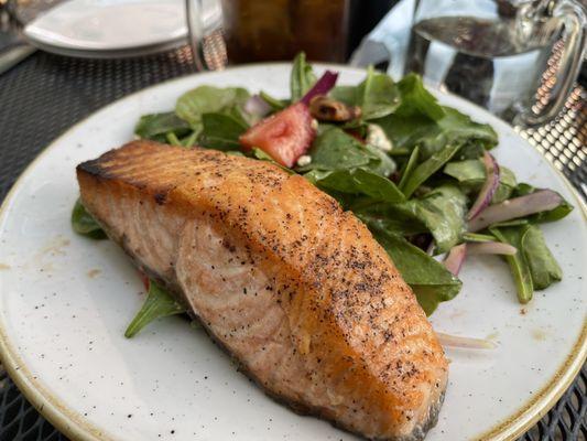 Strawberry salad with grilled salmon