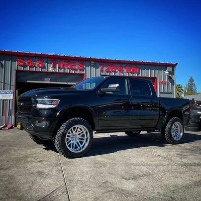 New Dodge Ram lifted 6inchs on 22x12 with 35" toyo tires