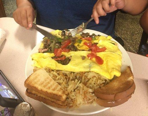 Western omelet huge ! With hashed browns good for a family