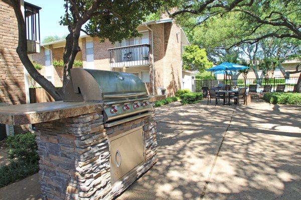 Grill and outdoor lounge area at Preston Park Apartments in Dallas, Texas.