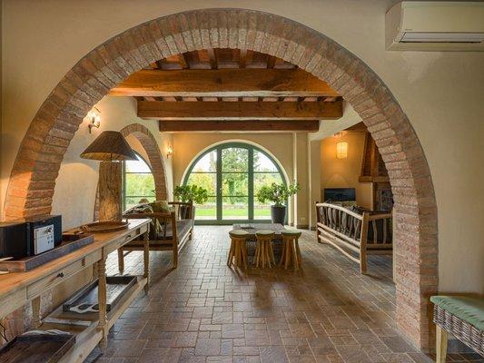 Living area of luxury villa between Montaione & Castelfiorentino with Infinity pool, AC and wifi