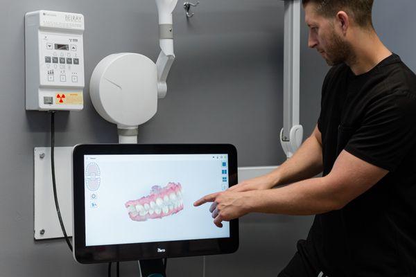 Dr. Heiman reviewing the iTero digital scan