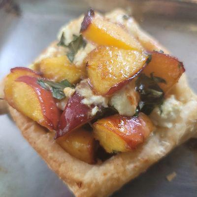 Peach basil tart with quark