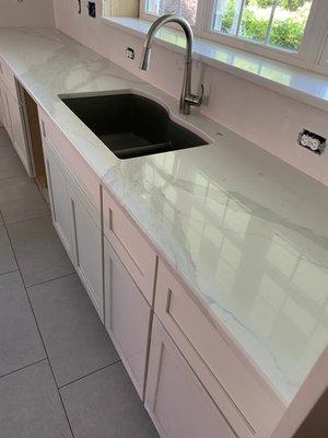 Kitchen sink quartz countertop