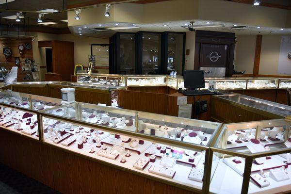 Day's has an incredible selection of engagement rings, natural colored gemstones, gold and silver jewelry, watches and fashion.