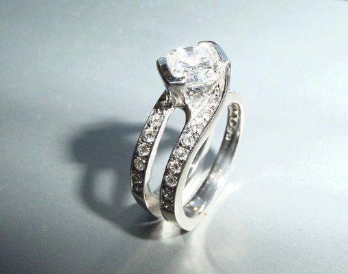 Come in to ask how we can design the perfect piece for your love.