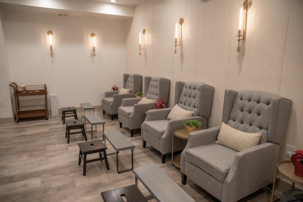 Our nail room is a private, clean and airy space that accommodate until 6 clients for a luxury experience.