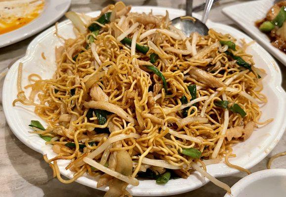 Chicken Chowmein- Awesome: the noodles were uniquely thin and had a nice chew. Not typical lomein- way better!