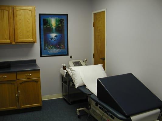 Private comfortable treatment rooms equipped with electronic mobilization tables. Comfort with multiple positions.