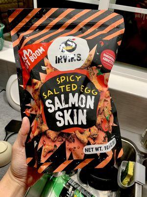 Irvin's spicy salted egg salmon skin chips