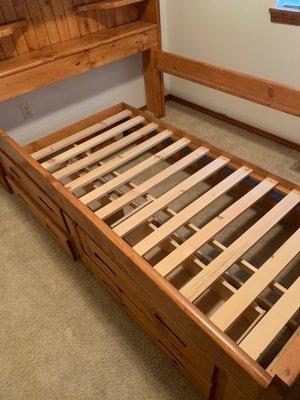 This is what they left no slats for the upper bed