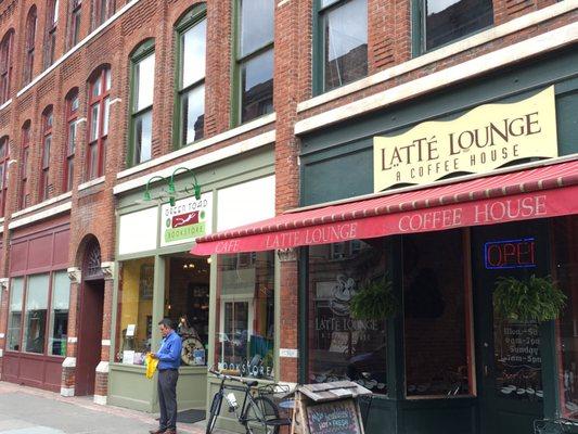 Exterior of bookstore and adjoining Latte Lounge.