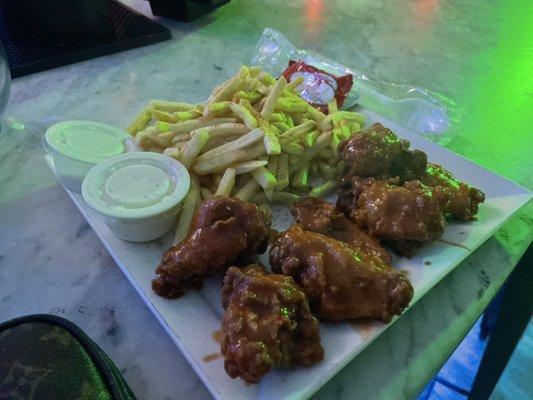 Chicken wings with fries