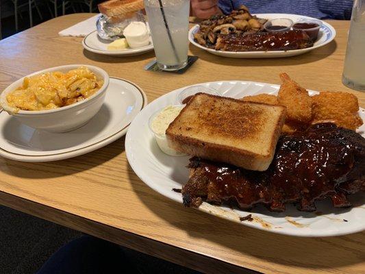 Ribs and breaded shrimp with potatoes au graten